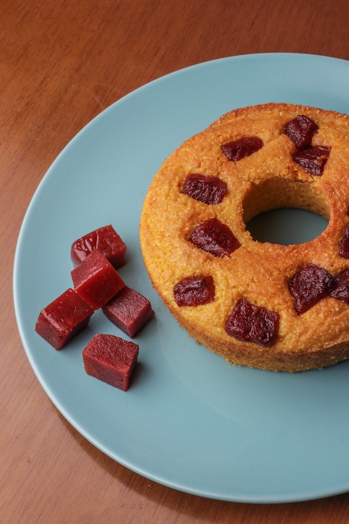 Bolo de cuscuz com goiabada