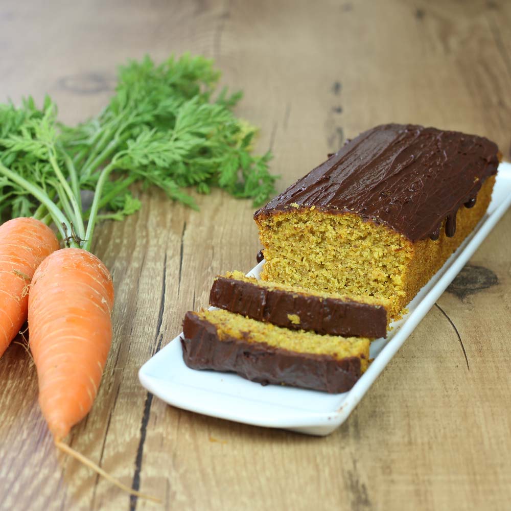 Bolo de cenoura com cobertura de chocolate